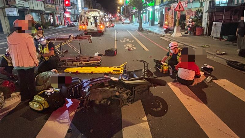 兩輛機車於中正路與中原路口發生猛烈對撞，警消到場救援。（圖／翻攝畫面）