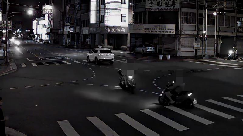 兩輛機車於中正路與中原路口發生猛烈對撞。（圖／翻攝畫面）