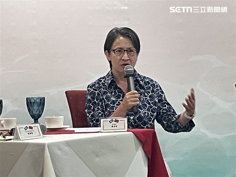 蕭美琴和記者茶敘分享出訪帛琉成果。（圖／帛琉隨團記者黎冠志攝影）