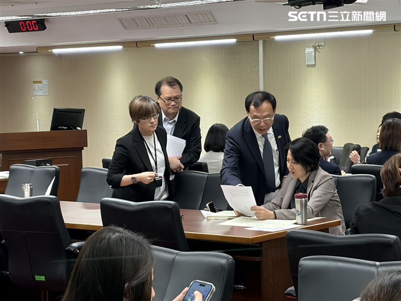 石崇良今早出席立院衛環會繼續審查「醫療法第二十四條及第一百零六條條文修正草案」等案。圖為石翁量與委員討論條文中。（圖／記者簡浩正攝影）