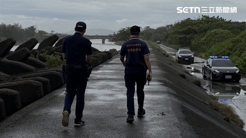 警消獲報到場，將人拉上岸，已明顯死亡未送醫。（圖／翻攝畫面）