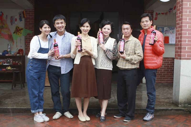 樓心潼（左起）、傅子純、葉歡、高欣欣、游安順、蕭大陸為《春花望露》收視慶功。（圖／民視提供）
