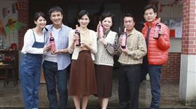 樓心潼（左起）、傅子純、葉歡、高欣欣、游安順、蕭大陸為《春花望露》收視慶功。（圖／民視提供）