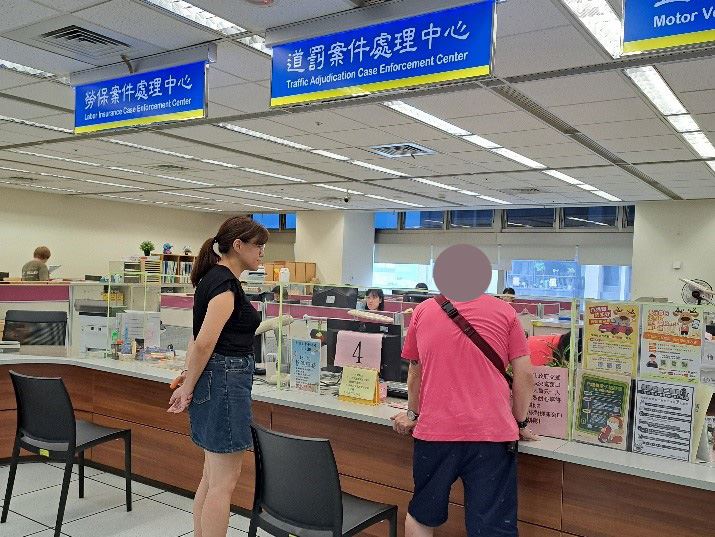 邱男在書記官（左）陪同下前往繳納欠款。（圖／翻攝畫面）
