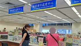 邱男在書記官（左）陪同下前往繳納欠款。（圖／翻攝畫面）