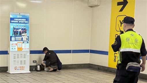 把北捷當自己家？黑衣男角落偷電煮麵