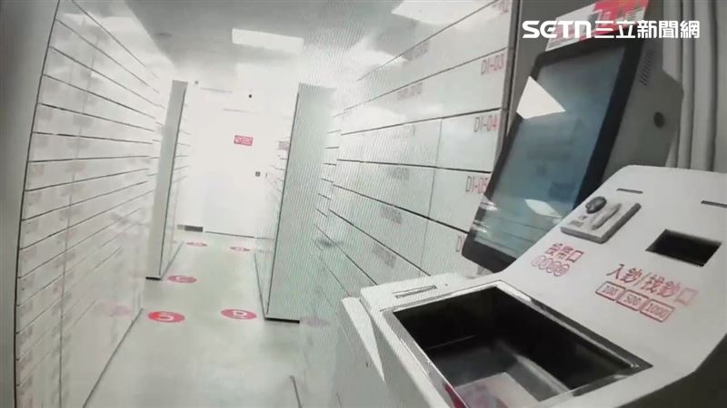 小貓受困在蝦皮智取店的繳費機內，警員搬動機器救出小貓。（圖／翻攝畫面）