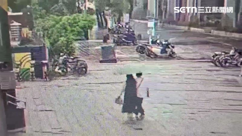 台北市鄭州路145號人行道塌陷，造成變電箱位移陷落天坑。（圖／翻攝畫面）