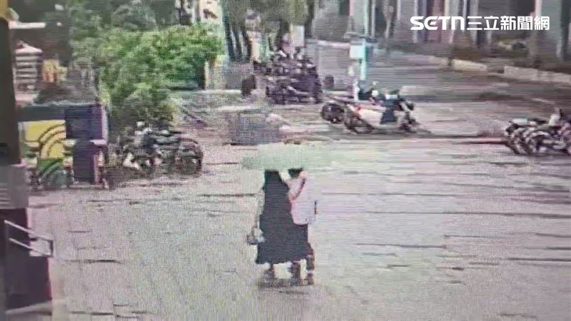 台北市鄭州路145號人行道塌陷，造成變電箱位移陷落天坑。（圖／翻攝畫面）
