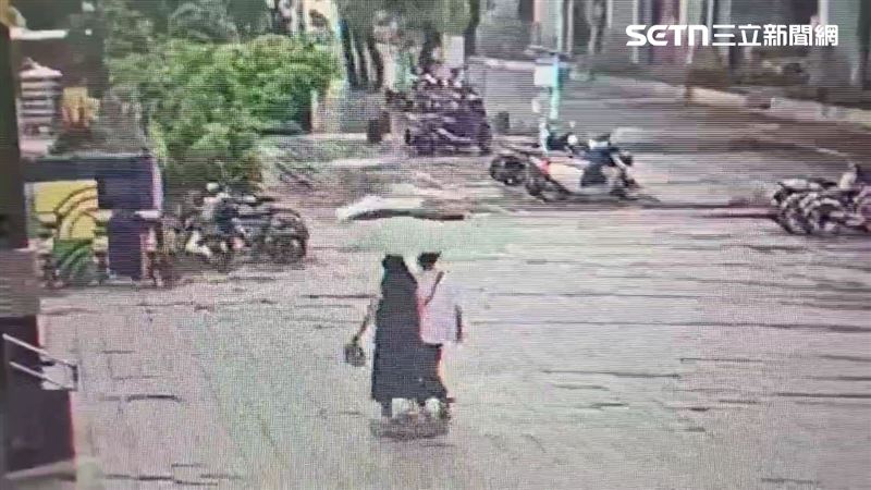 台北市鄭州路145號人行道塌陷，造成變電箱位移陷落天坑。（圖／翻攝畫面）