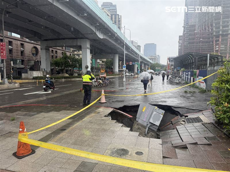 台北市鄭州路145號人行道塌陷，造成變電箱位移陷落天坑。（圖／翻攝畫面）