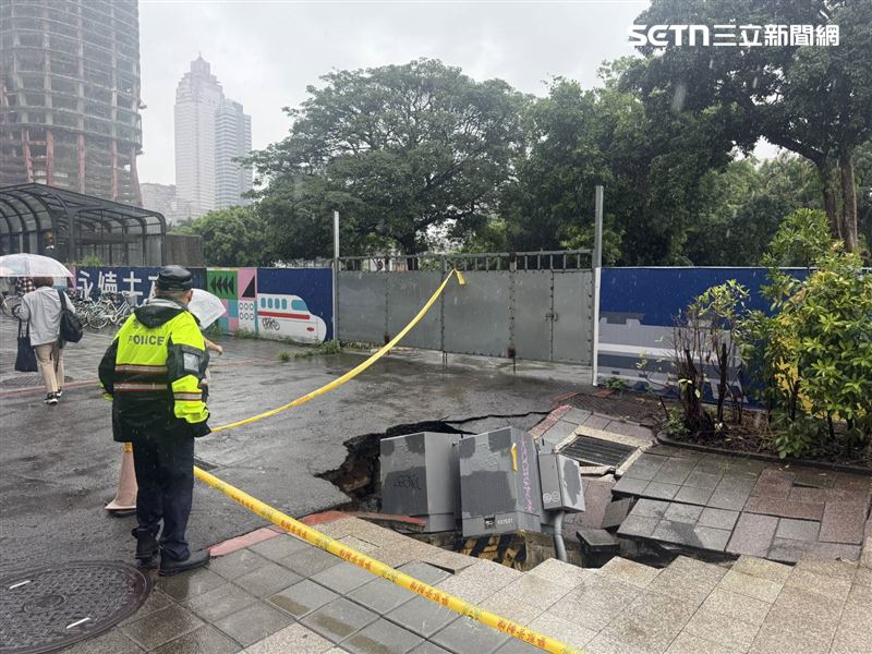 台北市鄭州路145號人行道塌陷，造成變電箱位移陷落天坑。（圖／翻攝畫面）