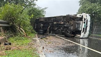 新／公車台2甲線翻車　駕駛＋乘客2人傷