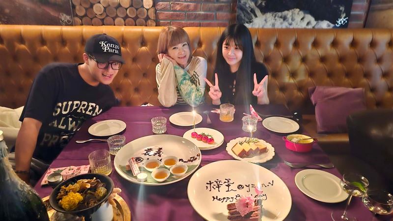 袁融(右起)近日過21歲生日、陸元琪、袁融哥哥袁義。(圖/翻攝自陸元琪臉書)