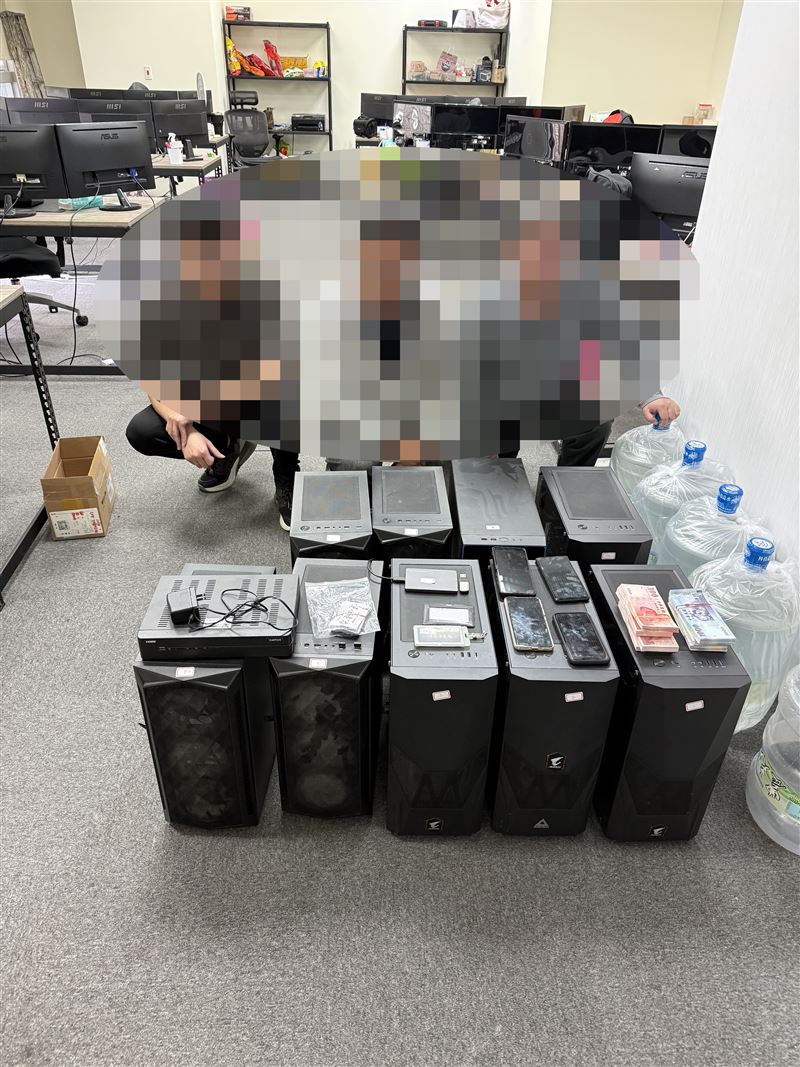 警方查扣現金45萬4200元、電腦主機、手機及監視器主機等證物。（圖／翻攝畫面）