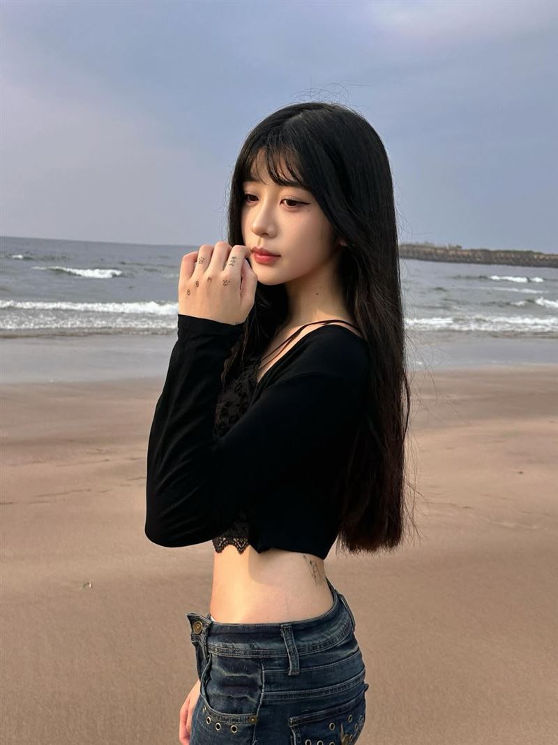 袁惟仁與陸元琪的愛女袁融外型亮眼。(圖/翻攝自IG @yzzn.v)
