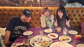 袁惟仁與陸元琪愛女袁融（右）近日過21歲生日，第三個願望是希望爸爸復活，陸元琪（左）既吃醋又心疼。左為袁融哥哥袁義。（圖／翻攝自陸元琪臉書）