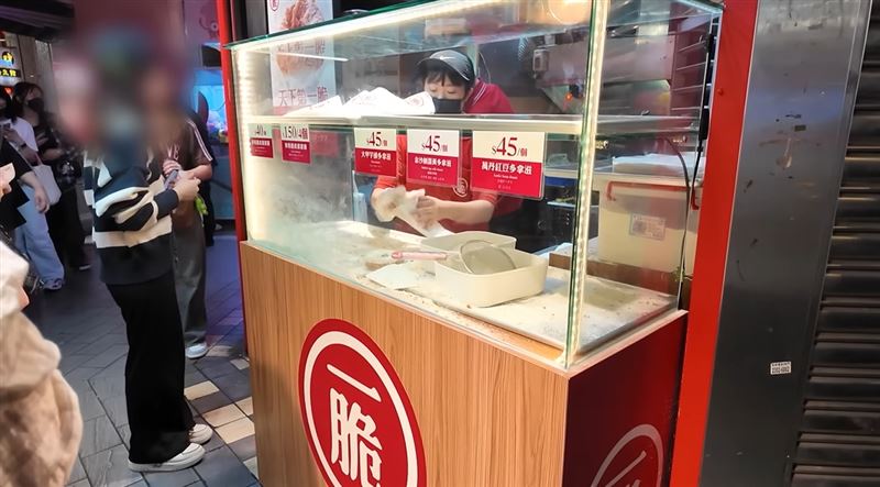 「一脆鮮奶脆皮甜甜圈」曾獲韓團Super Junior成員銀赫推薦。(圖/翻攝自일단은혁이 1LDAN EUNHYUKEE)