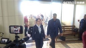 副總統蕭美琴出訪帛琉，兩國文化交流從上到下，就連特勤人員也針對「安全人員」做兩國維安的交流。帛琉總統惠恕仁隨扈就像《三立新聞網》透露，他們收到了台灣特勤人員致贈的小禮物「戰貓紀念幣」知道蕭美琴的綽號是戰貓，覺得很符合她，特勤製作的禮物也很漂亮，收到這份禮物讓他們很開心！（圖／隨團記者黎冠志攝影）