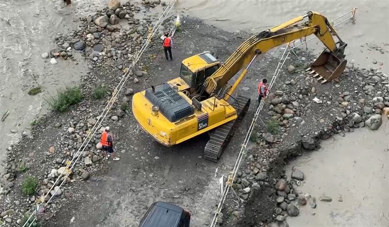 3名工程人員與挖土機、一輛休旅車被困沙洲,四周是湍急溪水。(圖/翻攝畫面)