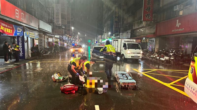 梁姓老翁準備送醫。(圖/翻攝畫面)