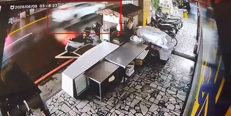 梁翁遭撞瞬間。(圖/翻攝畫面)