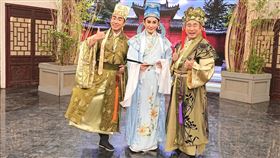 歐漢聲（左起）、陳亞蘭、胡瓜帶來古裝扮相。（圖／華視提供） 