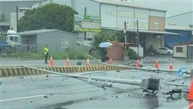 天雨路滑又出事！雲林砂石車「煞車失靈」　打滑撞斷紅綠燈、路燈桿（圖／翻攝畫面）