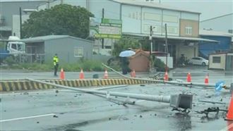 天雨路滑！砂石車「煞車失靈」撞斷2燈桿