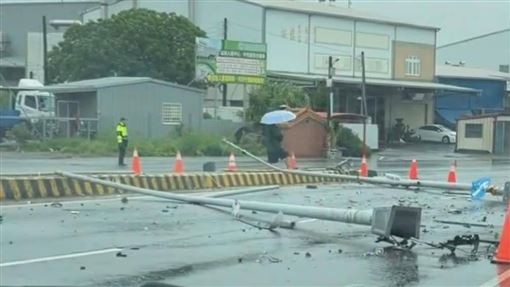 天雨路滑！砂石車「煞車失靈」撞斷2燈桿