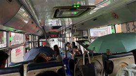 大雨，員林客運，移動水簾洞，乘客車內撐傘躲雨，膠條老化（圖／翻攝自Threads）