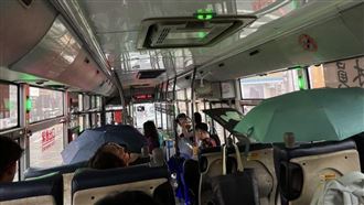 公車變「移動水簾洞」　乘客車內撐傘躲雨