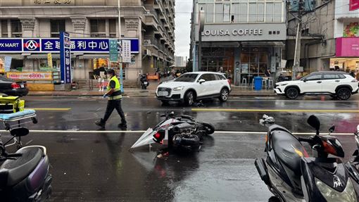 三寶女開車大迴轉！騎士煞不急滾地8圈