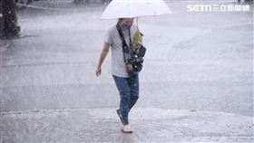 大雨,雨,下雨,雨天,降雨,天氣,氣象,路人。（圖／記者鄭孟晃攝影）