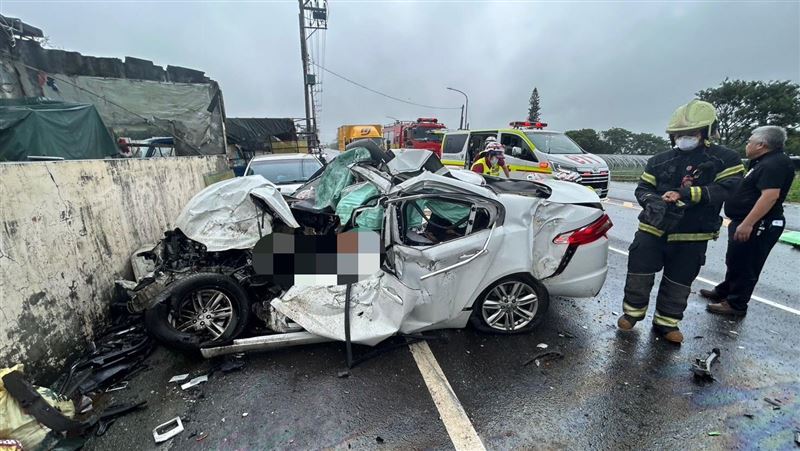 新/轎車撞聯結車1死3命危 傷亡名單曝光