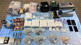 現場查獲海洛因、安非他命、依托咪酯粉末及煙彈，其中依托咪酯粉末重達6.1公斤。（圖／翻攝畫面）