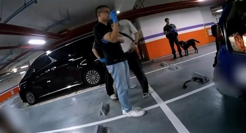 新北市刑大偵二隊破獲一起隱藏在新北市新莊區社區大樓內的「喪屍煙彈」分裝廠。(圖/翻攝畫面)
