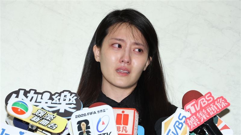 顏曉筠痛哭。(圖/記者鄭孟晃攝影)