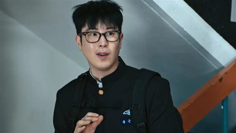 表志勳在劇中戴黑框眼鏡,被認為撞臉陳其邁。(圖/翻攝自Netflix)