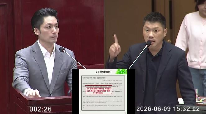 王閔生揭,北市信義區行人遮陽傘一支740萬,等於一台保時捷(圖/翻攝畫面)