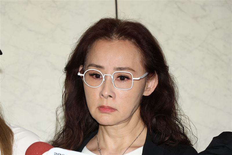 兵家綺親赴傅子純靈堂，受訪回憶相處點滴。（圖／記者鄭孟晃攝影）