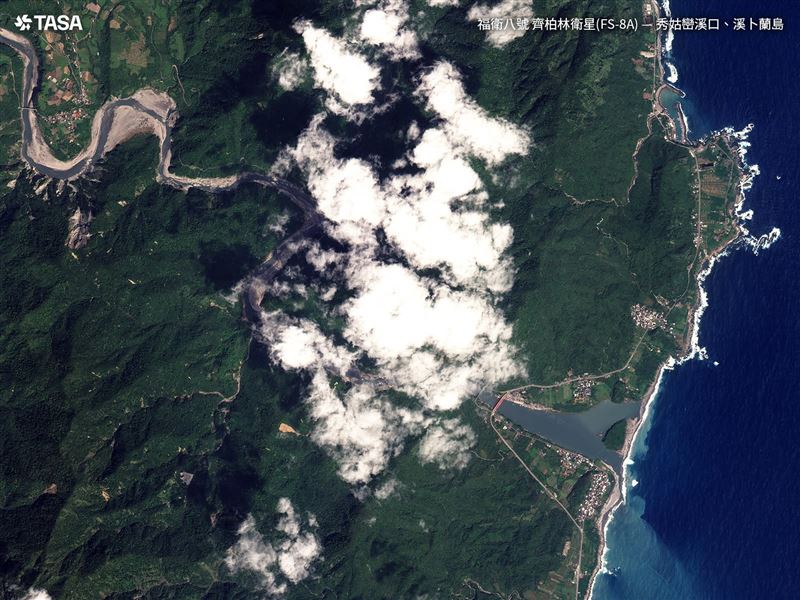 秀姑巒溪口、溪卜蘭島。(圖/國家太空中心TASA)