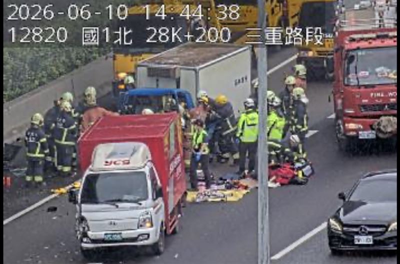 國道一號汐五高架南下28.1K處今(10日)下午2時許發生一起4車追撞車禍。(圖/翻攝畫面)