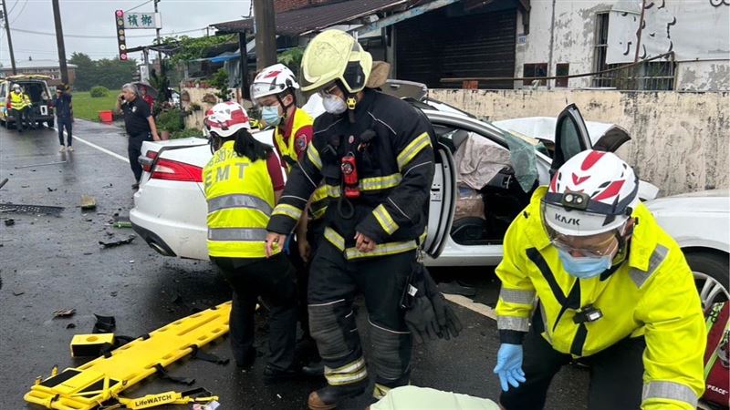 新/送父最後一程 女兒載親友自撞釀4死