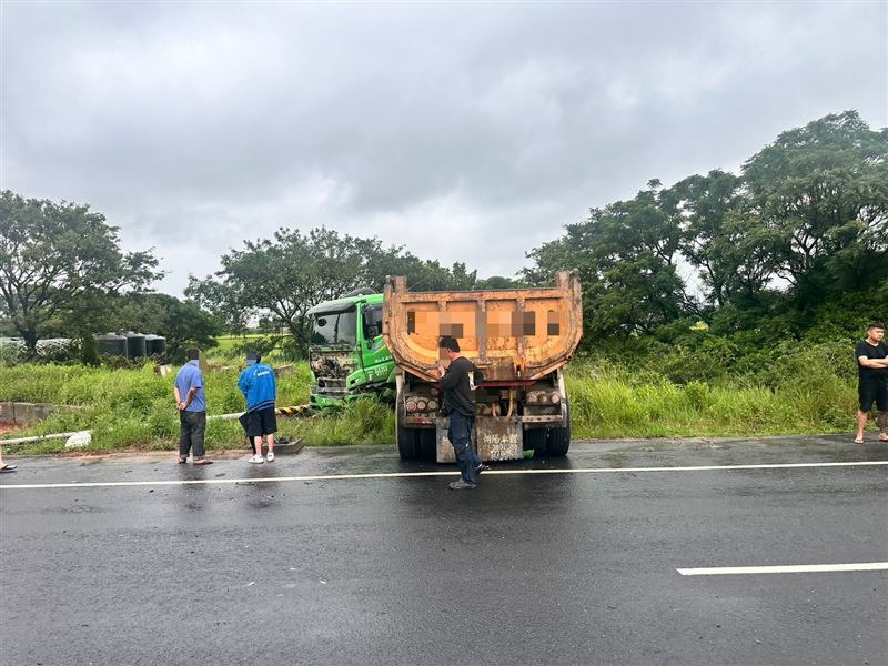 聯結車駕駛胡男回憶事發過程,表示李女直切過來,根本無法閃避。(圖/翻攝畫面)