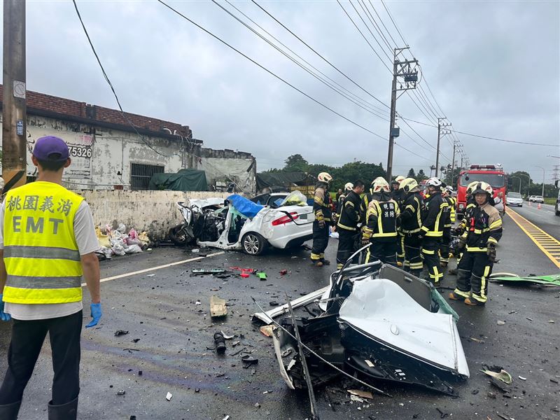 白色轎車自撞聯結車,駕駛座車門整片噴飛。(圖/翻攝畫面)