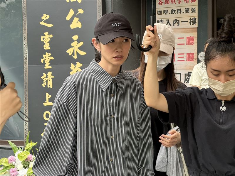 李千娜曾與傅子純飾演夫妻，如今也親赴對方靈堂致意。（圖／記者鄭孟晃攝影）