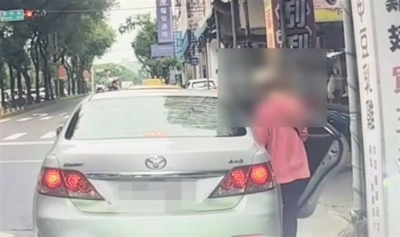 被害人與取款車手約在福科路面交，由員警在四周埋伏。(圖／翻攝畫面)