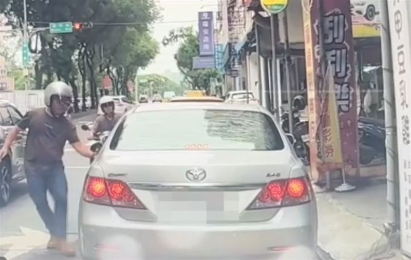 21歲林姓車手加速催油門想逃跑，衝撞員警的機車，另一名警趁機徒手破窗。(圖／翻攝畫面)