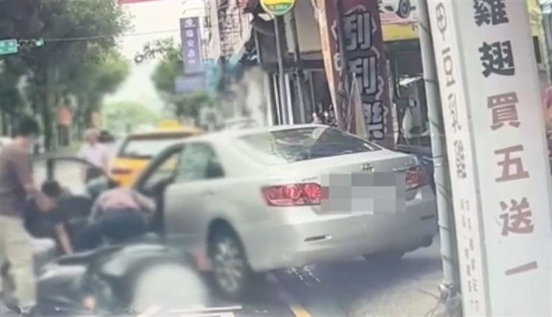 民眾目睹警察圍捕詐團車手過程，拍手叫好。(圖／翻攝畫面)